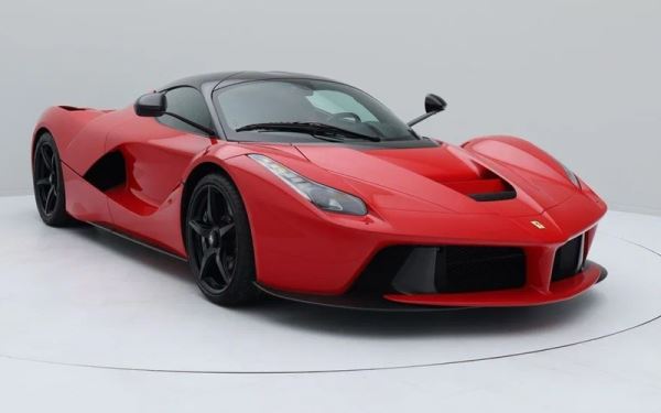 В России за 499 млн рублей продают 8-летний Ferrari LaFerrari