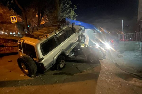 Во Владивостоке женщина «припарковала» свой внедорожник на крыше легковушки