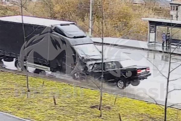 На видео попал момент лобового тарана «семерки» и грузовика в Башкирии