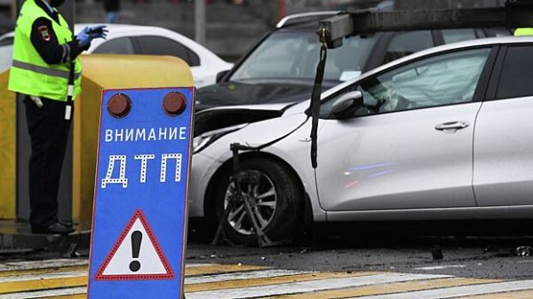 Во Владивостоке женщина «припарковала» свой внедорожник на крыше легковушки