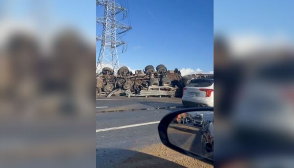 Под Петербургом автокран и самосвал опрокинулись и заблокировали КАД