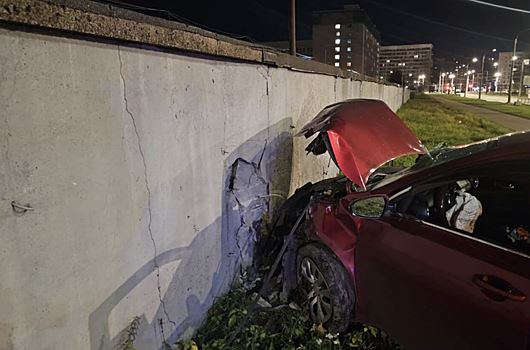 В Петербурге мигрант с признаками опьянения врезался в гараж