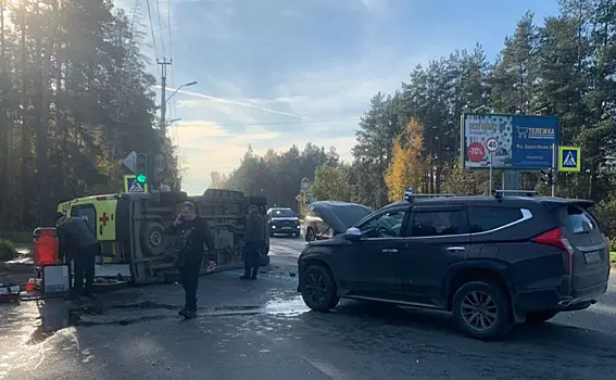 Под Петербургом в результате ДТП перевернулась машина скорой помощи