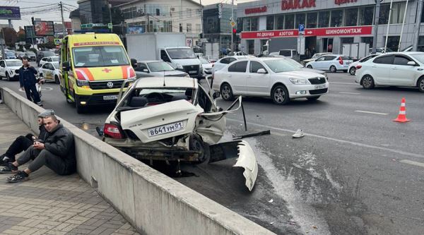 В Краснодаре машина вылетела на встречную полосу и столкнулась с несколькими авто